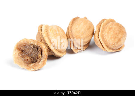 Gruppe von hausgemachten Muttern cookies mit Kondensmilch auf weißem Hintergrund Stockfoto
