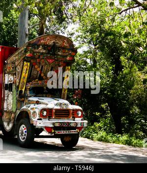 Dekoriert Lkw auf die Straße - 07 Mai 2015 Karakoram Highway, Pakistan Stockfoto