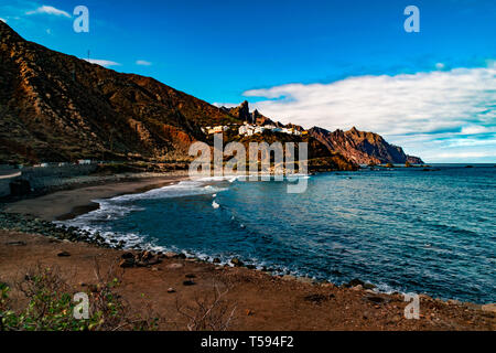 Almaciga Strand an der Nordküste von Teneriffa, Spanien. Dieser Strand ist nicht sehr touristisch, aber es ist ein erstaunlicher Ort, zwischen dem Anagagebirge. Stockfoto