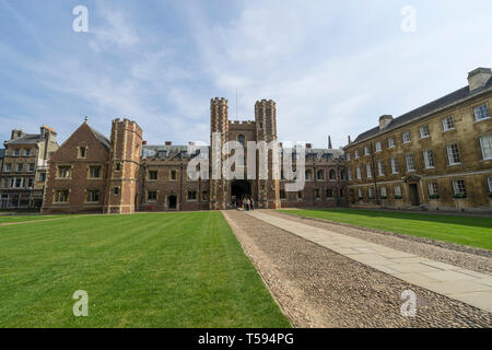 Große Tor St. Johns College Cambridge vom ersten Gericht Stockfoto