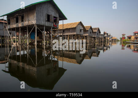 Holzhäuser auf Stelzen über dem Inle See, Shan Staat, Myanmar. Stockfoto