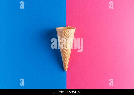 Eis Cornet über blau und rosa Hintergrund mit Copyspace Stockfoto