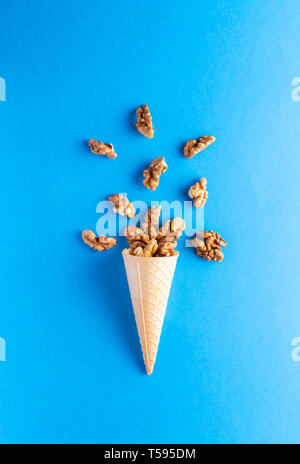 Eis Cornet mit Muttern Früchte Stockfoto
