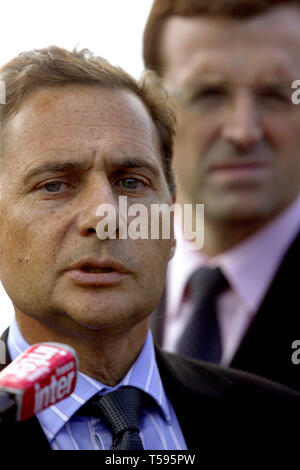 Der französische Immigrationsminister Eric Besson, der Dschungel nach Menschen aus Afghanistan vertrieben wurden. Calais, Frankreich. 22/09/2009 Stockfoto