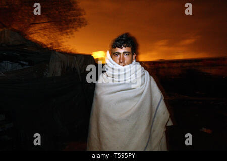 Flüchtlinge vorwiegend aus Afghanistan auf ein Lagerfeuer vor der Vertreibung. Der Dschungel. Calais, Frankreich. 22/09/2009 Stockfoto