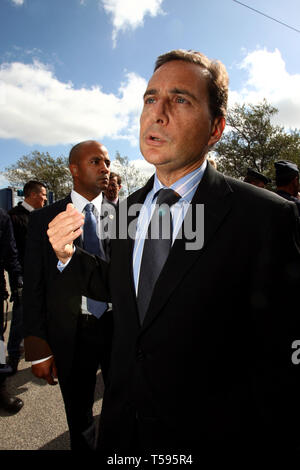 Der französische Immigrationsminister Eric Besson, der Dschungel nach Menschen aus Afghanistan vertrieben wurden. Calais, Frankreich. 22/09/2009 Stockfoto