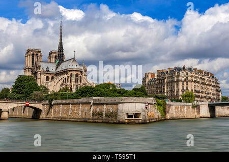 Berühmte Kathedrale Notre-Dame de Paris und typischen Pariser Gebäude unter dem schönen Himmel ab Seine Fluss gesehen. Stockfoto