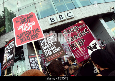 UAF Demo gegen die Einladung von BNP-Chef Nick Griffin auf die Fragestunde. BBC Television Centre, London, 22/10/2009 Stockfoto