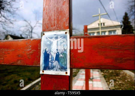 Mutter Oberin, der vor ihr steht das Kloster neben der Stationen des Kreuzes. Jibou/Siben, Rumänien. 17/03/2007 Stockfoto