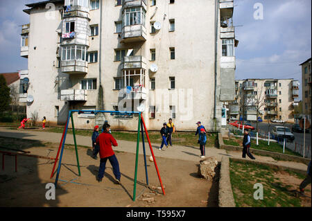 Kinder spielen Fußball auf den Straßen von Jibou/Siben, Rumänien. 17/03/2007 Stockfoto