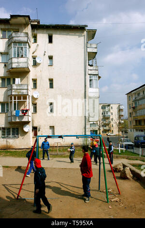 Kinder spielen Fußball auf den Straßen von Jibou/Siben, Rumänien. 17/03/2007 Stockfoto