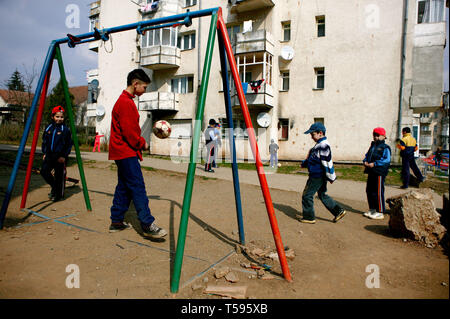 Kinder spielen Fußball auf den Straßen von Jibou/Siben, Rumänien. 17/03/2007 Stockfoto