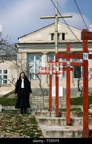 Mutter Oberin, der vor ihr steht das Kloster neben der Stationen des Kreuzes. Jibou/Siben, Rumänien. 17/03/2007 Stockfoto