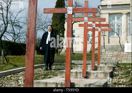 Mutter Oberin, der vor ihr steht das Kloster neben der Stationen des Kreuzes. Jibou/Siben, Rumänien. 17/03/2007 Stockfoto