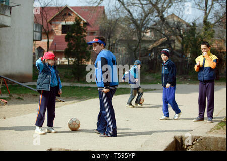 Kinder spielen Fußball auf den Straßen von Jibou/Siben, Rumänien. 17/03/2007 Stockfoto