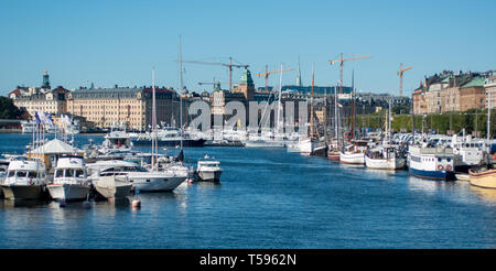 Boote säumen die Ufer des Ladugårdslandsviken mit dem Nationalmuseum und Radisson Blu Hotel auf Blasieholmen, und Klara Kirka in der Ferne. Stockfoto