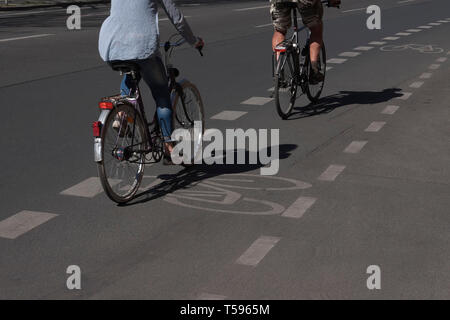 Radfahrer auf einem Radweg in Berlin Stockfoto