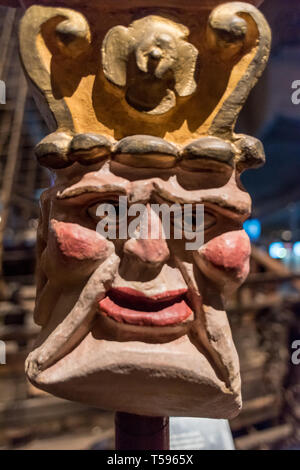 Ein buntes aus Holz geschnitzte Maske aus der Vasa Kriegsschiff auf Anzeige an die Vasa Museum in Stiockholm Stockfoto