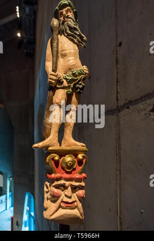 Eine aus Holz geschnitzte Statue eines Mannes mit einem Club und einer Maske von Gesicht mit einer Krone an das Vasa Museum in Stockholm. Stockfoto