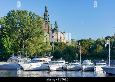 Boote auf Ladugårdslandsviken vor dem nordischen Museum bei Djurgården, Stockholm Stockfoto