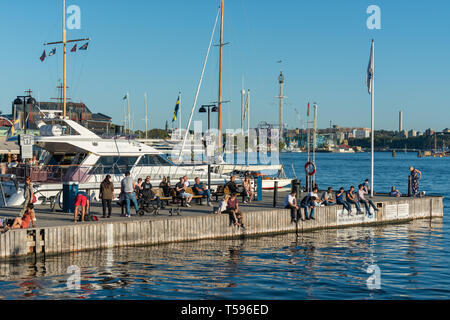 Leute, entspannen Sie in der Wärme der späten Nachmittag September Sonnenschein am Liegeplatz 3 auf Strandvägen in Stockholm. Stockfoto