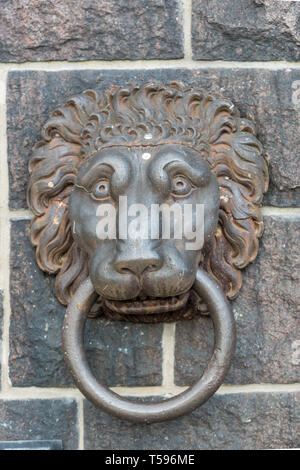 In einer gusseisernen Löwenkopf mit einem Ring in seinen Mund an der Wand eines Gebäudes in Stockholm. Stockfoto