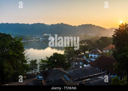 Sonnenaufgang über dem See von Kandy und Sehenswürdigkeit Tempel in Sri Lanka Stockfoto