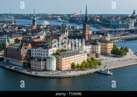 Riddar Holmen (des Ritters Islet) vom Stadshuset Turm mit den Turm und die Turmspitze der Kirche Riddarholm und seinen bunten historischen Gebäuden. Stockfoto