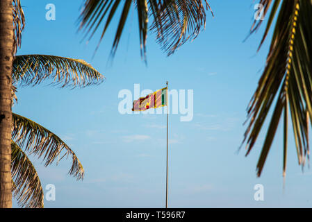 Flagge von Sri Lanka winken gegen den blauen Himmel Stockfoto