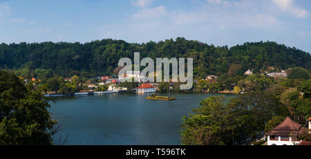 Panoramablick auf Sehenswürdigkeit von Kandy Lake und Tempel in Sri Lanka Stockfoto