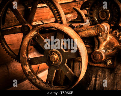 Eine Nahaufnahme des Getriebes der antiken Holzwaschmaschine zeigt die komplizierte Handwerkskunst und den mechanischen Einfallsreichtum der frühen Heimanwendung Stockfoto