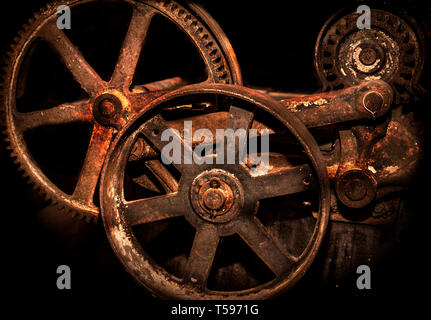 Eine Nahaufnahme des Getriebes der antiken Holzwaschmaschine zeigt die komplizierte Handwerkskunst und den mechanischen Einfallsreichtum der frühen Heimanwendung Stockfoto