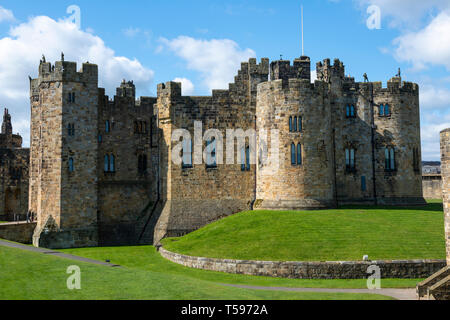 Achteckige Türme und die wichtigsten von der inneren Bailey in Alnwick Castle in Northumberland, England, UK halten Stockfoto