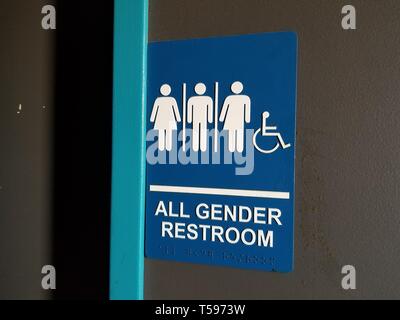 In der Nähe der Zeichen für alle Gender Toilette in Dublin, Kalifornien, mit männlichen, weiblichen und Geschlecht - inklusive stick Abbildungen, 13. März 2019. () Stockfoto