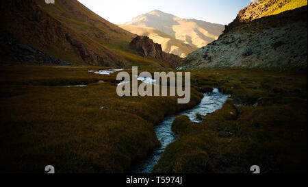 Blick auf den Sonnenuntergang zu Tash-Rabat Fluss und Tal, Provinz Naryn, Kirgisistan Stockfoto