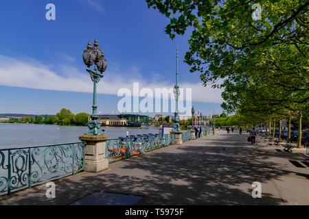 Balustrade entlang dem See Stockfoto