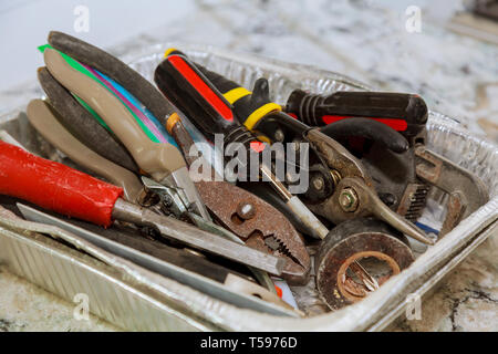 Handwerkzeuge in Crafting tools auf der Arbeit Tabelle gebaut. Stockfoto