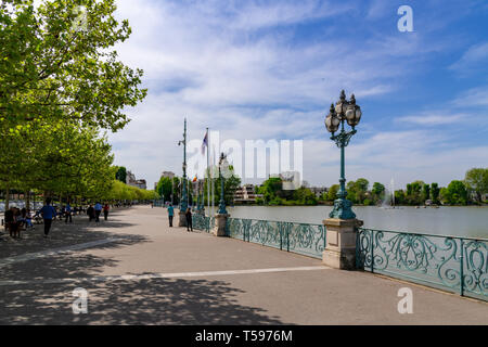 Balustrade entlang dem See Stockfoto