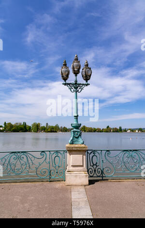 Balustrade entlang dem See Stockfoto