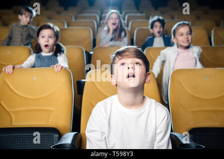 Multikulturelle friends Film im Kino zusammen amüsiert Stockfoto