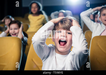 Selektiver Fokus der aufgeregten multikulturellen friends Film im Kino zusammen Stockfoto