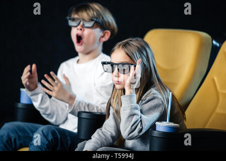 Selektiver Fokus der Freunde in der 3D-Brille ansehen Film im Kino. Stockfoto
