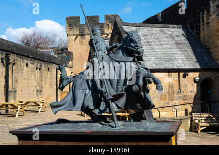 Statue von Harry Hotspur (Sir Henry Percy) in Alnwick Castle in Northumberland, England, Großbritannien Stockfoto