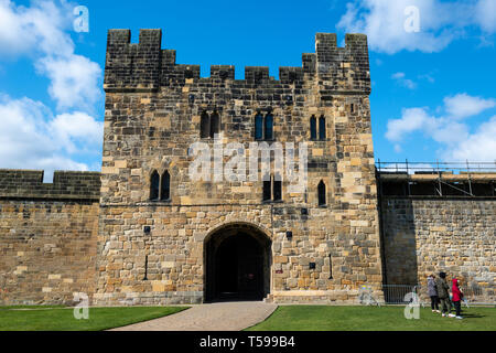 Barbican und Torhaus aus dem äußeren Bailey in Alnwick Castle in Northumberland, England, Großbritannien Stockfoto