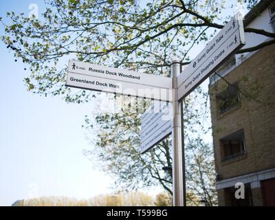 Wanderweg Wegweiser zeigt Russland Dock Waldland, Greenland Dock gehen, Surrey Quays Rohr, Surrey Quays Einkaufszentrum, Greenland Dock laufen, etc.. Stockfoto