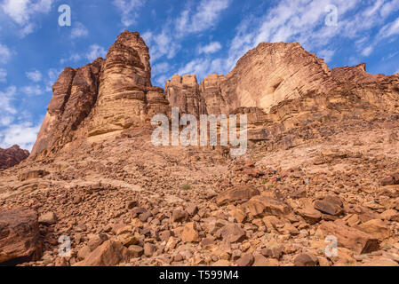 Felsen rund um Lawrence Frühling im Wadi Rum Tal auch genannt Tal des Mondes in Jordanien Stockfoto