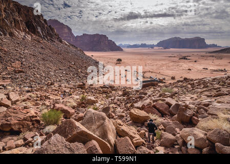 Blick vom Felsen von Lawrence Frühling im Wadi Rum Tal auch genannt Tal des Mondes in Jordanien Stockfoto