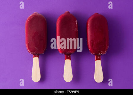 Erdbeere popsicle auf Violett Hintergrund. Ansicht von oben Stockfoto