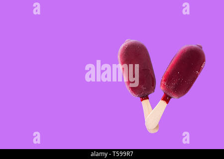Erdbeere popsicle auf Violett Hintergrund. Ansicht von oben. Copyspace Stockfoto