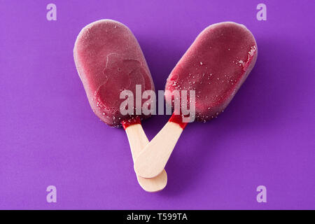 Erdbeere popsicle auf Violett Hintergrund. Stockfoto